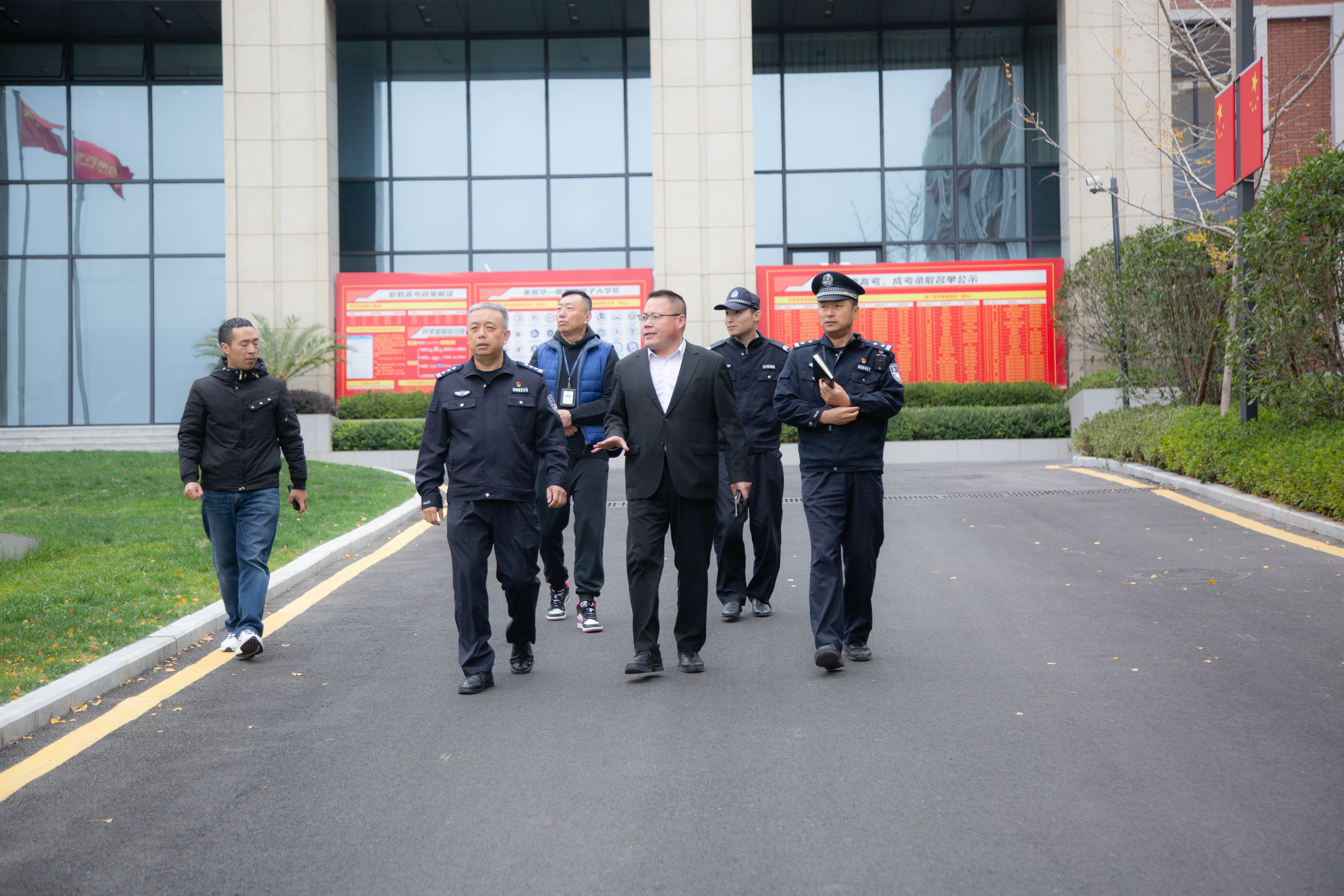 貴陽市新華電腦中等職業學校迎來貴陽市公安局經開分局熊政委校園安全檢查